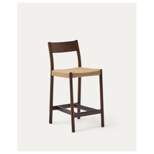 Taburete Yalia respaldo madera maciza roble acabado nogal y asiento de cuerda 65cm FSC100% - Kave Home